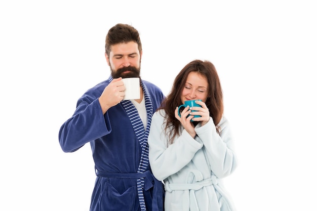 Paar genieten van lui weekend en drinken koffie Man en vrouw dragen badjassen houden theemok of koffiekopje Cafeïne power concept Met koffie ochtend smaakt beter Paar ontspannen in de ochtend met koffie