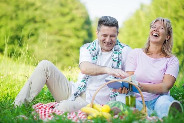 Paar genieten van picknick samen