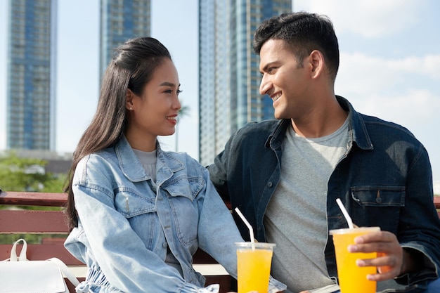 Paar genieten van romantische date