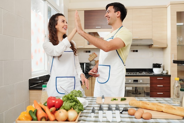 Paar genieten van thuis koken