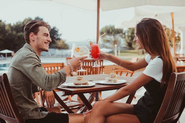 Paar genieten van vakantie en cocktails drinken - lente en zomer