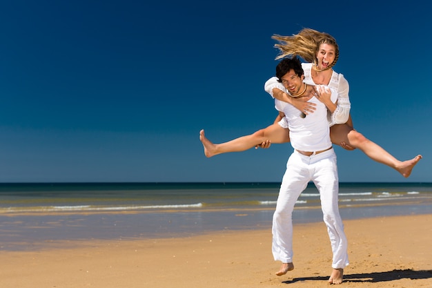 Paar genieten van vrijheid op het strand