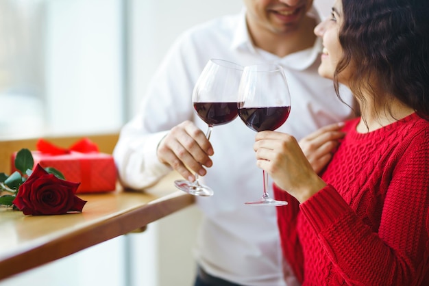 Paar gerinkelglazen met rode wijn Romantiek in restaurant voor Valentijnsdag concept