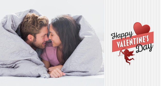 Paar gewikkeld in het dekbed tegen gelukkige valentijnsdag