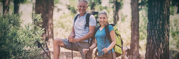 Paar glimlachend en poseren tijdens een wandeling