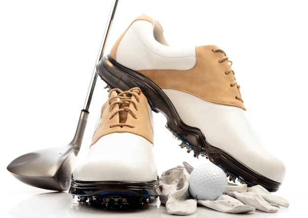 Paar golfschoenen met handschoen, bal en club