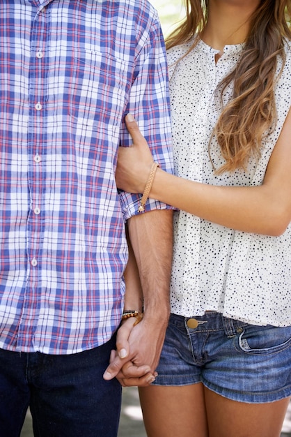 Foto paar hand in hand en wandelen in relatie hechting voor liefde, zorg of ondersteuning samen in de buitenlucht hand van man en vrouw aanraken in romantiek voor een wandeling of avontuur in het park