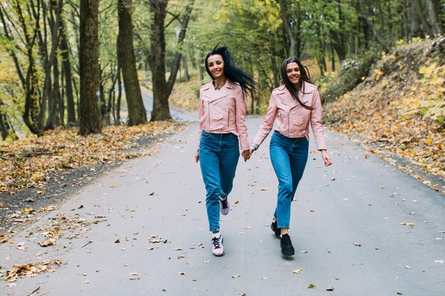 Foto paar hand in hand en wandelen