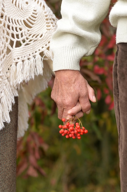 Paar hand in hand samen