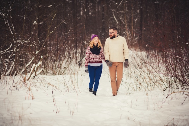 Paar hand in hand wandelen