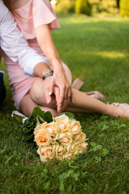 Paar handen met bloemen