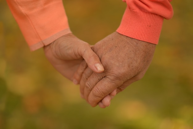 Paar handen samen op achtergrond close-up