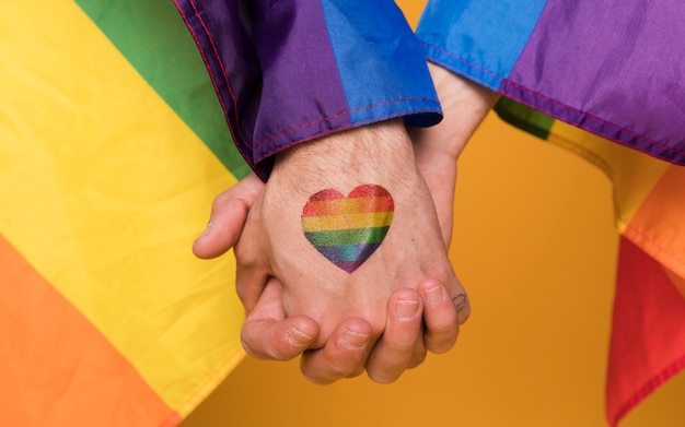 Foto paar handen van homoseksuele mannen met regenboog hart afbeelding