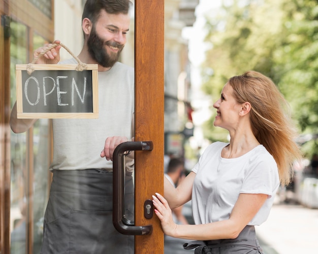 Paar heropening van kleine bedrijven