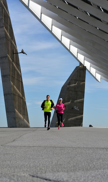 Paar het praktizeren die in de stad op een zonnige dag lopen