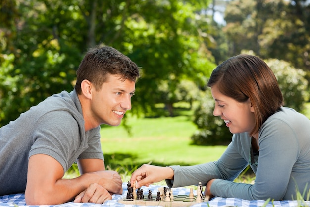 Paar het spelen schaak in het park