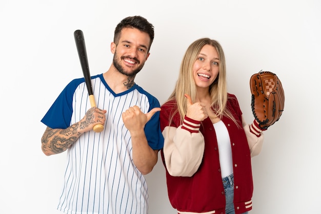 Paar honkbal spelen over geïsoleerde witte achtergrond geven een duim omhoog gebaar met beide handen en glimlachen