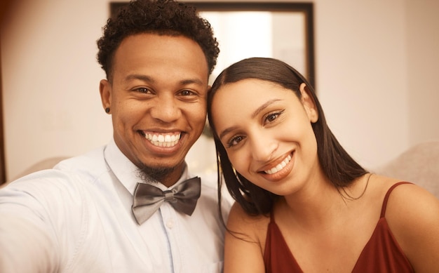 Paar houden ervan om selfie te nemen vóór de datum op formele wijze opgewonden voor feest of diner samen Afrikaanse man met vrouwenglimlach in avondjurk gaat naar werkevenement of feest in restaurant
