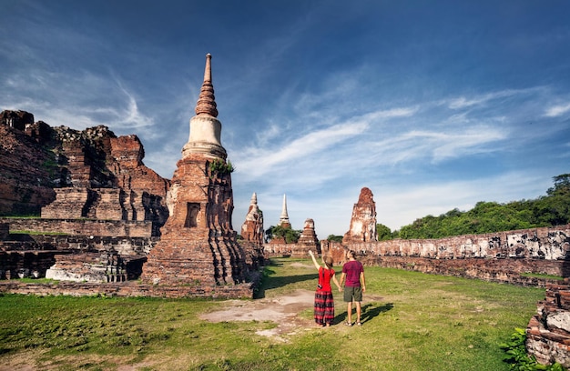 Paar in de ruïnes van het oude Thailand