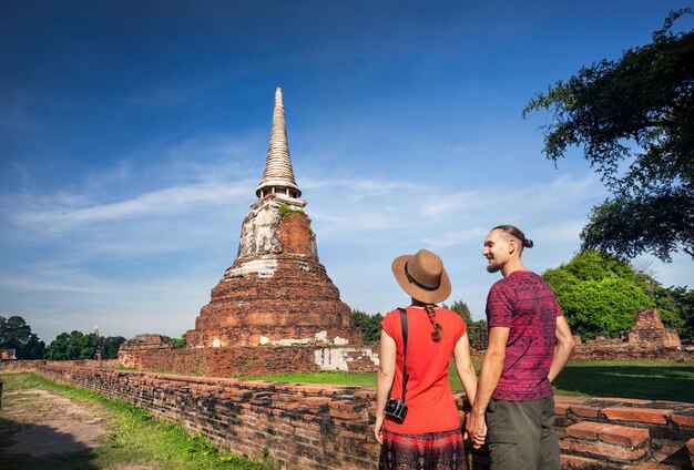 Paar in de ruïnes van het oude Thailand