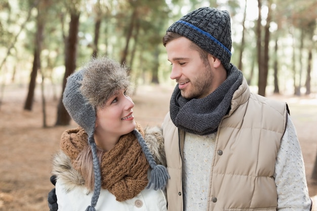 Paar in de winter kleding in het bos