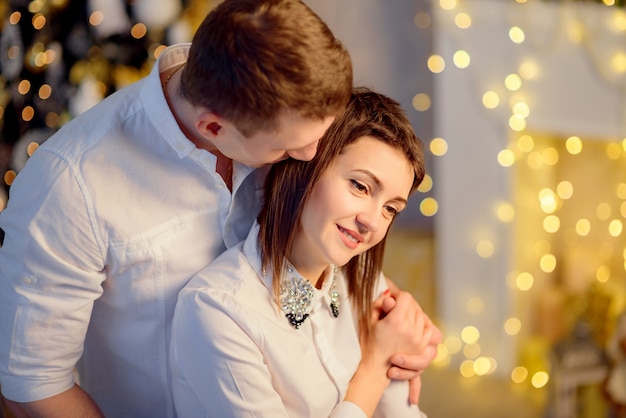 Paar in Kerstmis ingerichte kamer