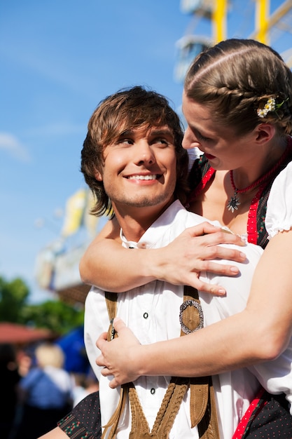 Paar in klederdracht op Dult of Oktoberfest