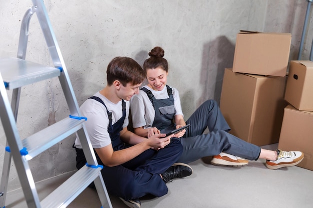 Paar in nieuw huis tijdens reparatiewerkzaamheden bespreken over huisontwerpproject op zoek naar reparatieplan op t