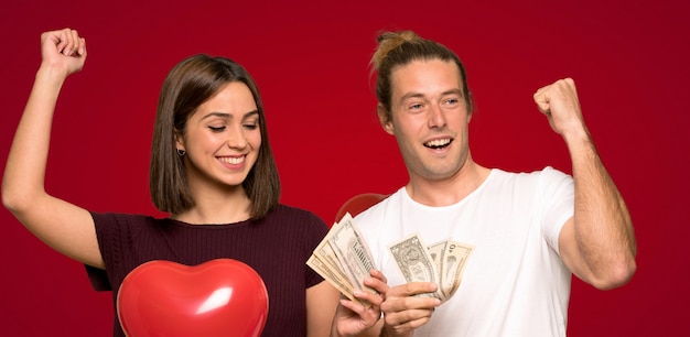 Paar in valentijnskaartdag die heel wat geld neemt