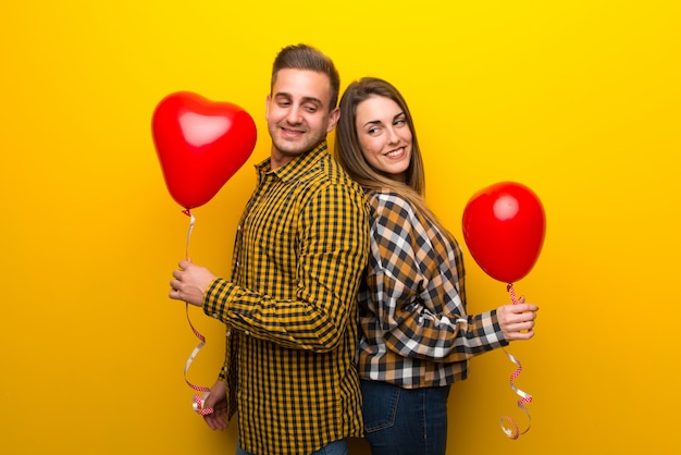 Paar in valentijnskaartdag met ballons met hartvorm