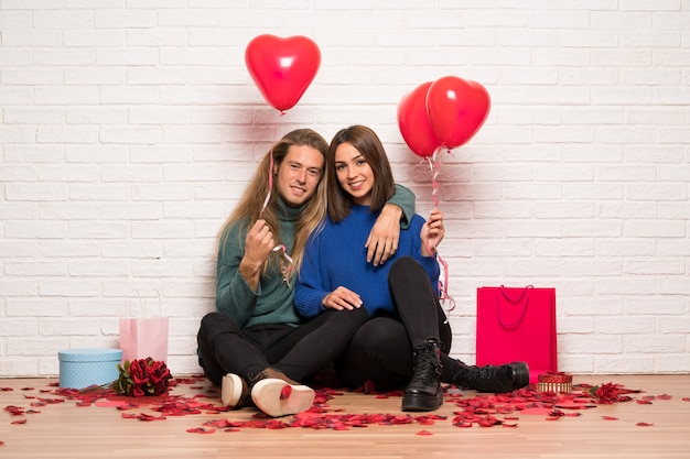 Paar in valentijnskaartdag met ballons met hartvorm