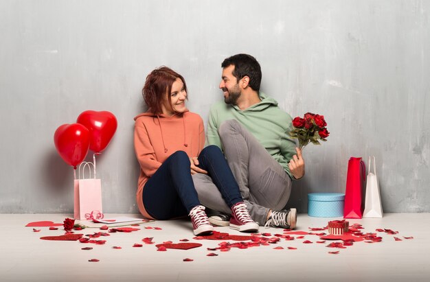 Paar in valentijnskaartdag met bloemen