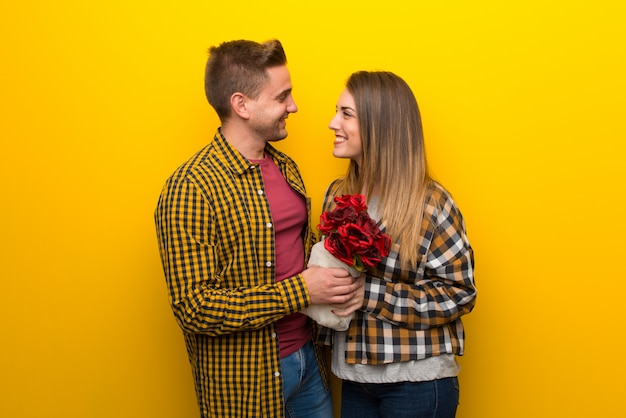 Paar in valentijnskaartdag met bloemen