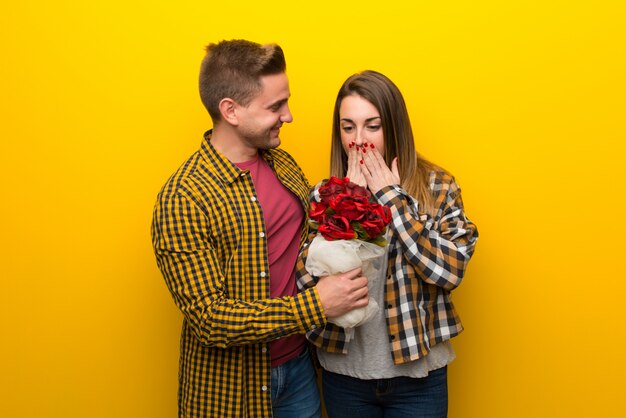 Paar in valentijnskaartdag met bloemen