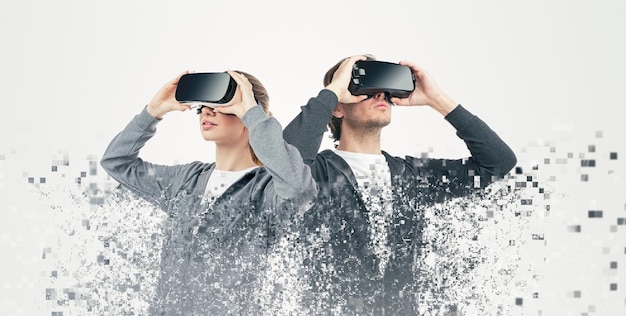 Paar in VR-bril die samen cyberspace ervaren