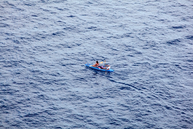 Paar kanoën in de Lampedusa-zee