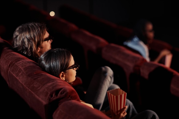 Paar kijken naar 3D-film in de bioscoop