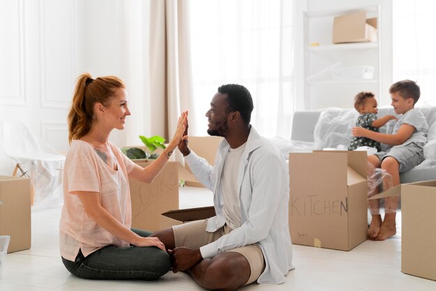 Foto paar klaar om te verhuizen met hun kinderen