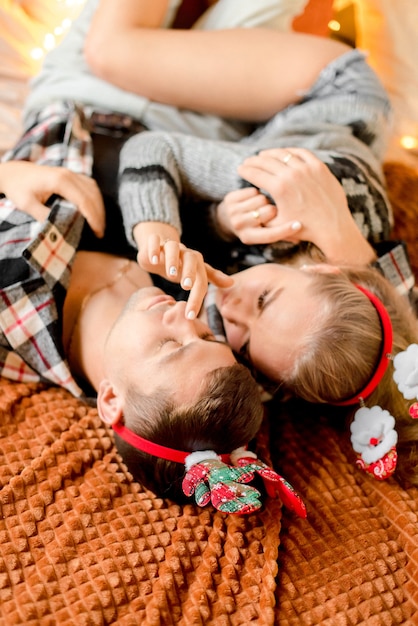 Paar knuffelen thuis in kerstversiering