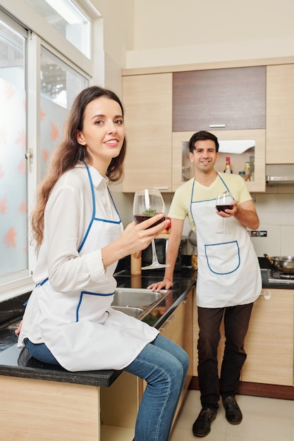 Paar koken en drinken van wijn