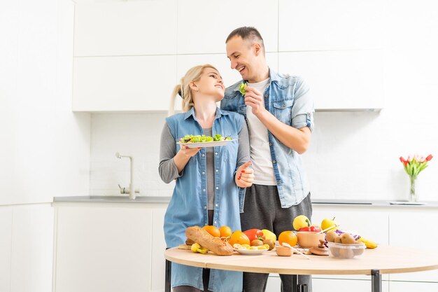 paar koken gezond voedsel in de keuken levensstijl maaltijdbereiding.