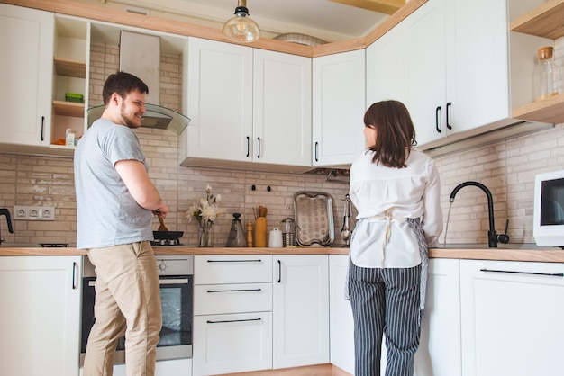 Paar koken op keuken afwas