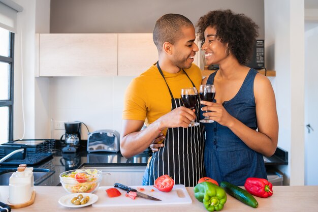 Paar koken samen in de keuken