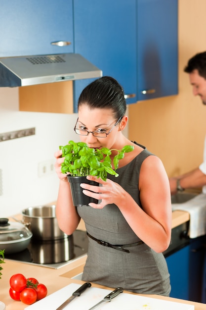 Paar koken samen in de keuken