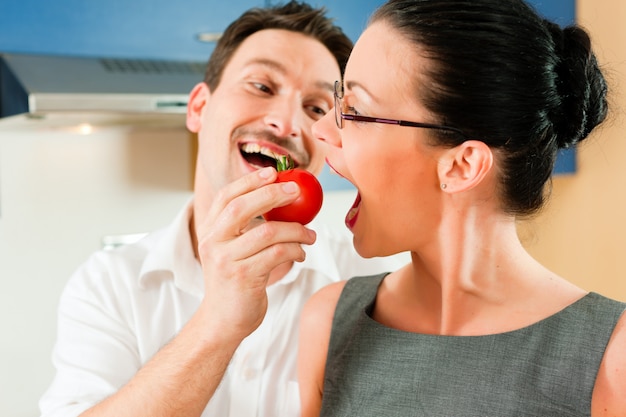 Paar koken samen in de keuken