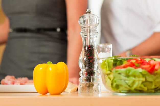 Paar koken samen in de keuken