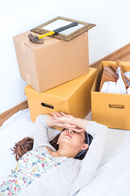 Paar kopen een nieuw huis. Geprobeerd vanwege verhuizing naar huis.