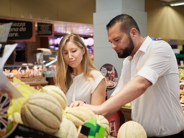 Paar kopen fruit bij supermarkt