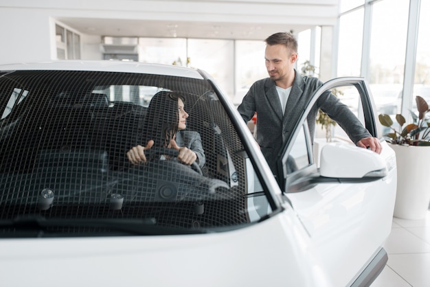Paar kopen nieuwe auto, vrouw achter het stuur