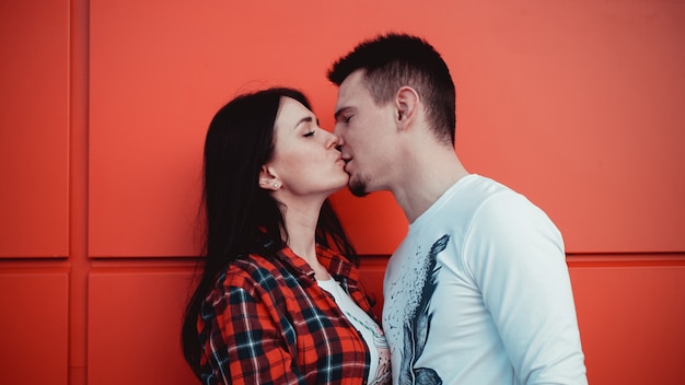 Paar kussen tegen geïsoleerde rode muur in de stad